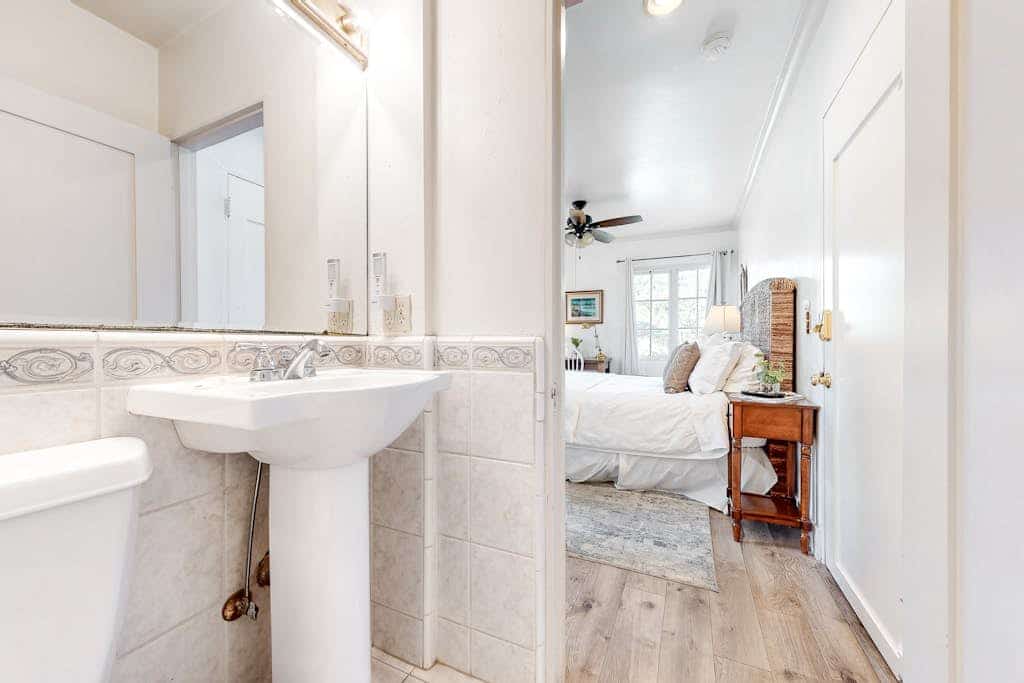 Lovely corner unit studio with patio & grill - 1 block to famed East Beach