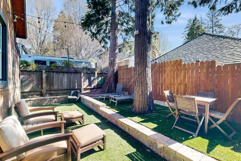 Mountain-view cabin with fireplace, outdoor dining, firepit & wraparound deck
