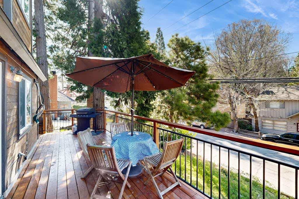Mountain-view cabin with fireplace, outdoor dining, firepit & wraparound deck