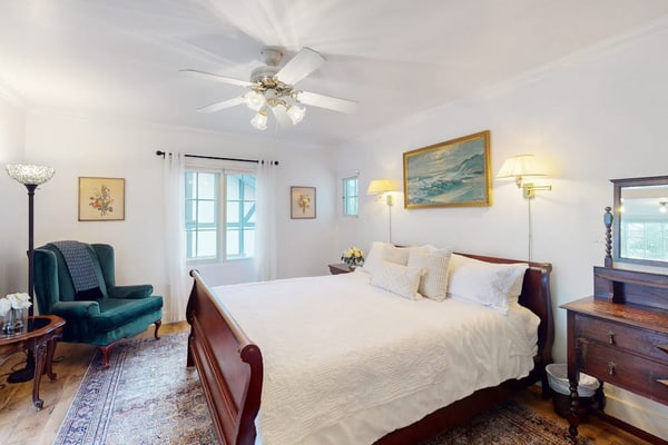 Intimate retreat 1 block to beach with Cal king bed & bonus sleeping room