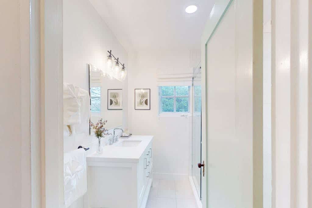 Intimate retreat 1 block to beach with Cal king bed & bonus sleeping room