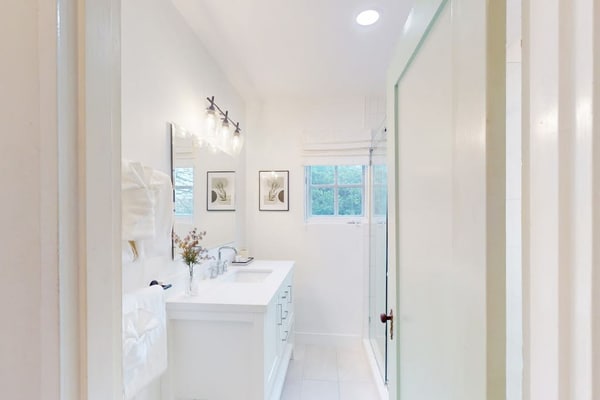 Intimate retreat 1 block to beach with Cal king bed & bonus sleeping room