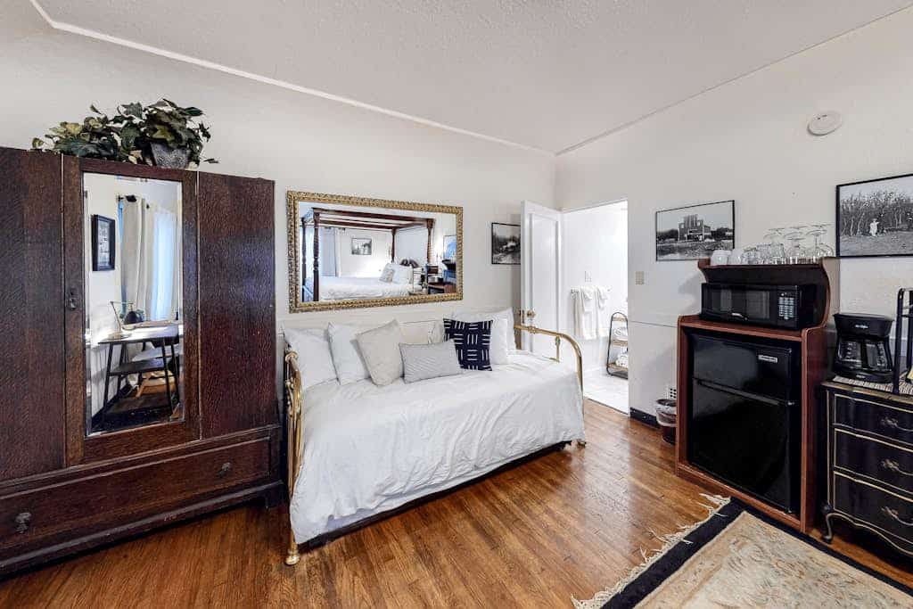 Ground-floor Seaside Suite with charming patio - 2-minute walk to beach