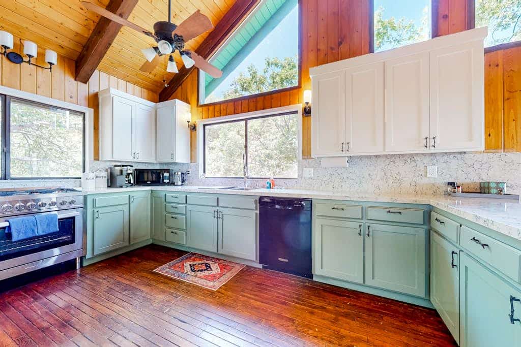 3BR/2.5BA home with views, yard, BBQ, game room, fireplace & EV charger