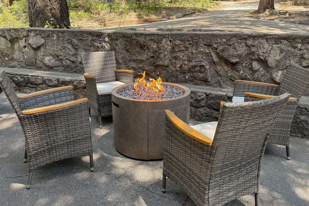 Walk to the lake & village, lake access, Fire-pit, wifi, & dog friendly