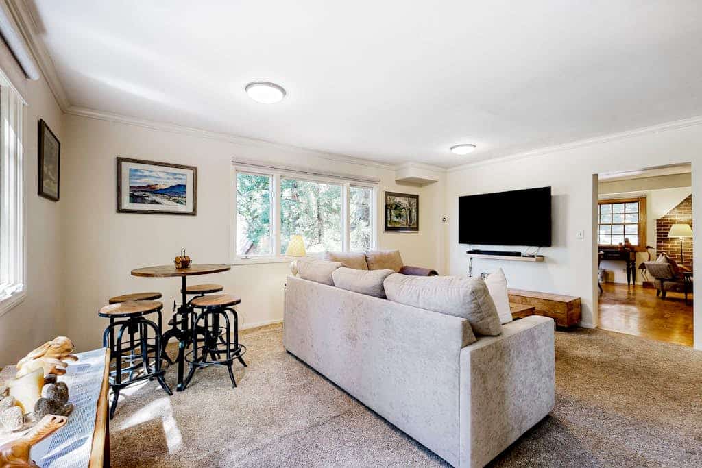 Walk to the lake & village, lake access, Fire-pit, wifi, & dog friendly