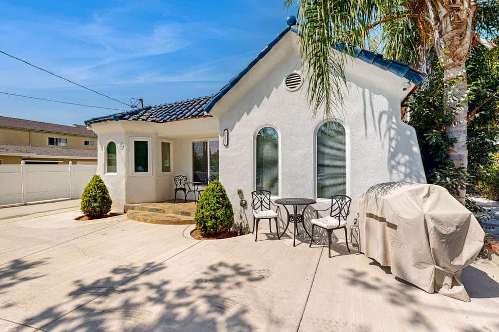 Dual homes with 2 full kitchens, fast WiFi, fireplace, & patio - dog-friendly