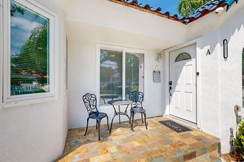 Dual homes with 2 full kitchens, fast WiFi, fireplace, & patio - dog-friendly