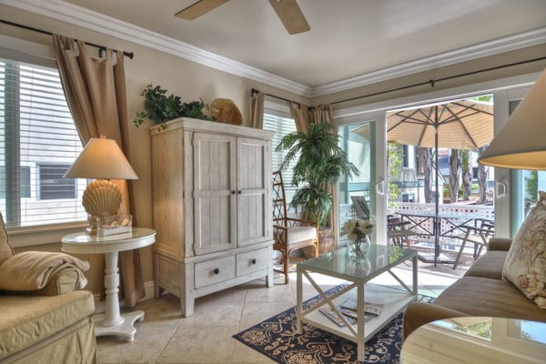 Comfortable coastal condo one block from the beach in Pier Bowl