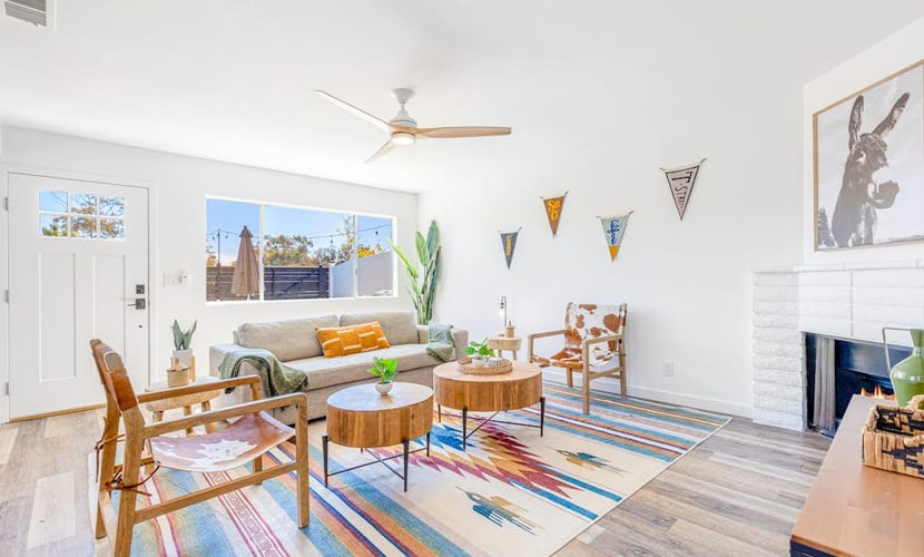 Charming gem near the beach with large backyard, cornhole, fast WiFi & grill