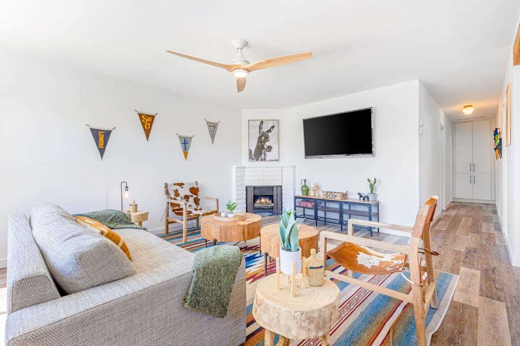 Charming gem near the beach with large backyard, cornhole, fast WiFi & grill