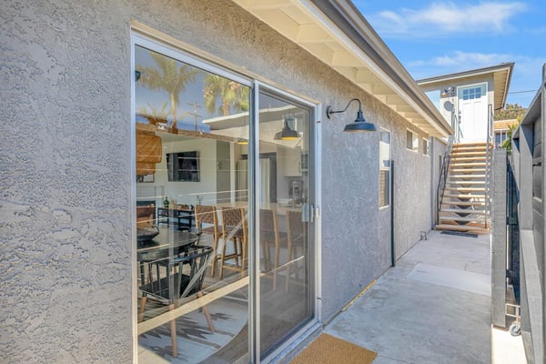 Charming gem near the beach with large backyard, cornhole, fast WiFi & grill