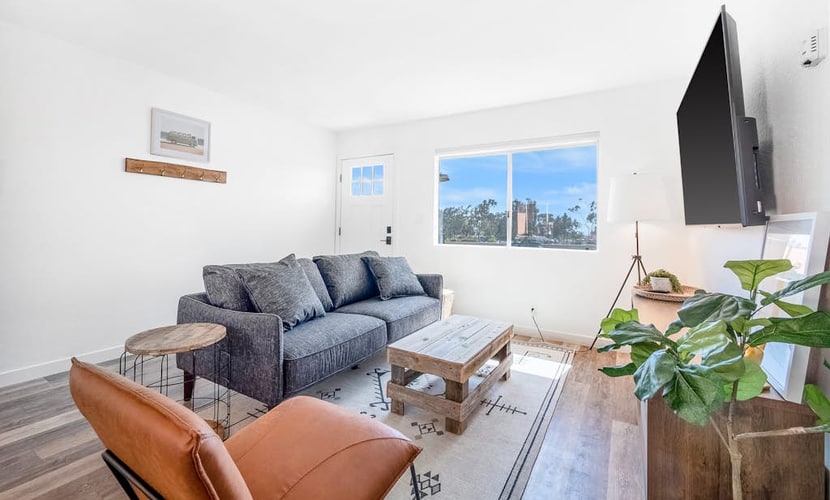Convenient dog-friendly condo with free WiFi - right up from the beach