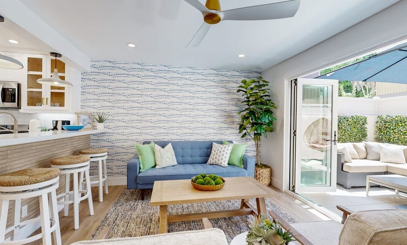 Beautiful Condo walking distance to Downtown Disney with outdoor living space