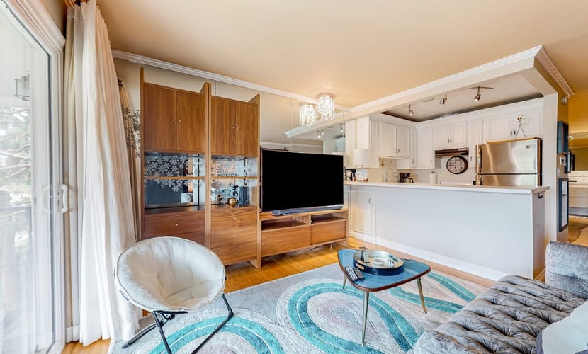 Glamorous, dog-friendly condo with pool, hot tub & W/D - snowbird-friendly
