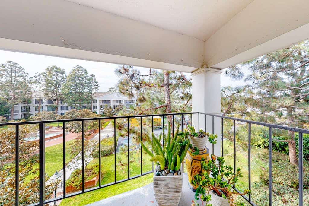 Glamorous, dog-friendly condo with pool, hot tub & W/D - snowbird-friendly