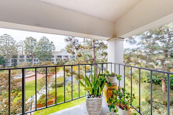 Glamorous, dog-friendly condo with pool, hot tub & W/D - snowbird-friendly