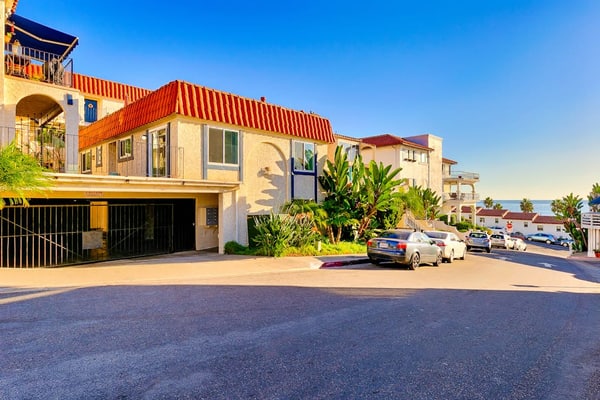 Sunny condo with gorgeous ocean & pier views & covered parking - walk to beach