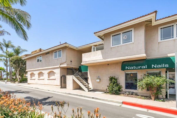 Redesigned all-suite retreat steps from beach with fireplace & AC