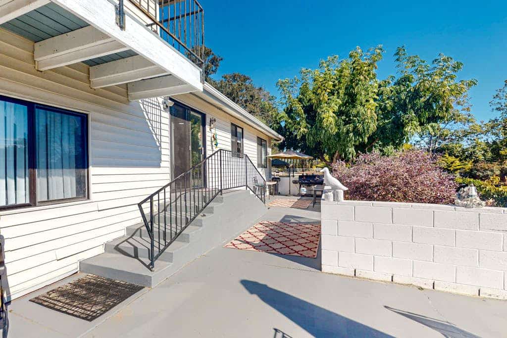 Sunny home near downtown with patio, fireplace, grill, washer/dryer, & Roku