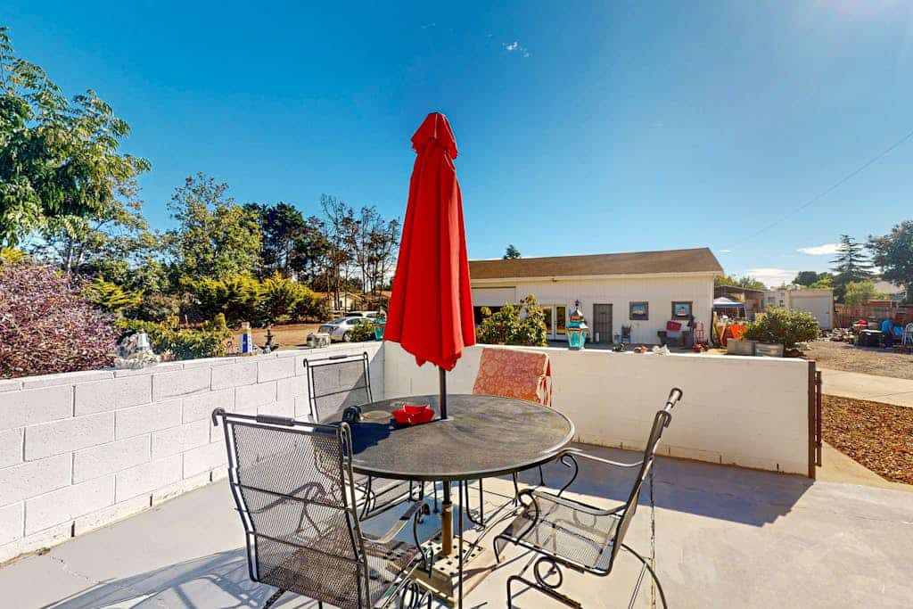 Sunny home near downtown with patio, fireplace, grill, washer/dryer, & Roku