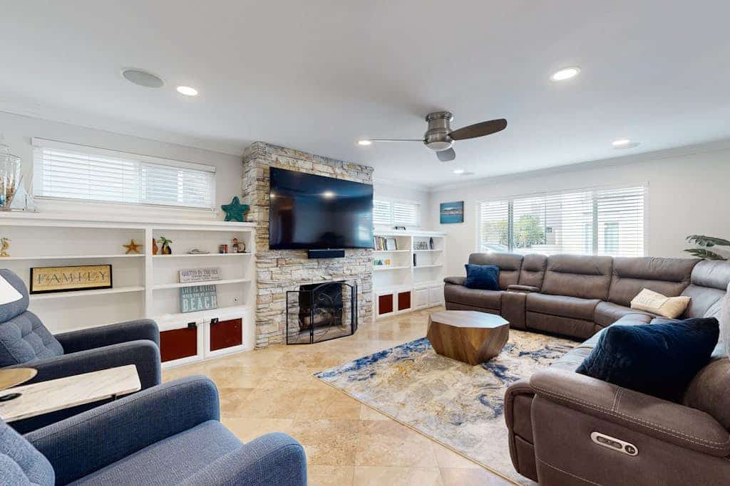 Modern home near the ocean with WiFi, central AC, washer/dryer - snowbirds OK