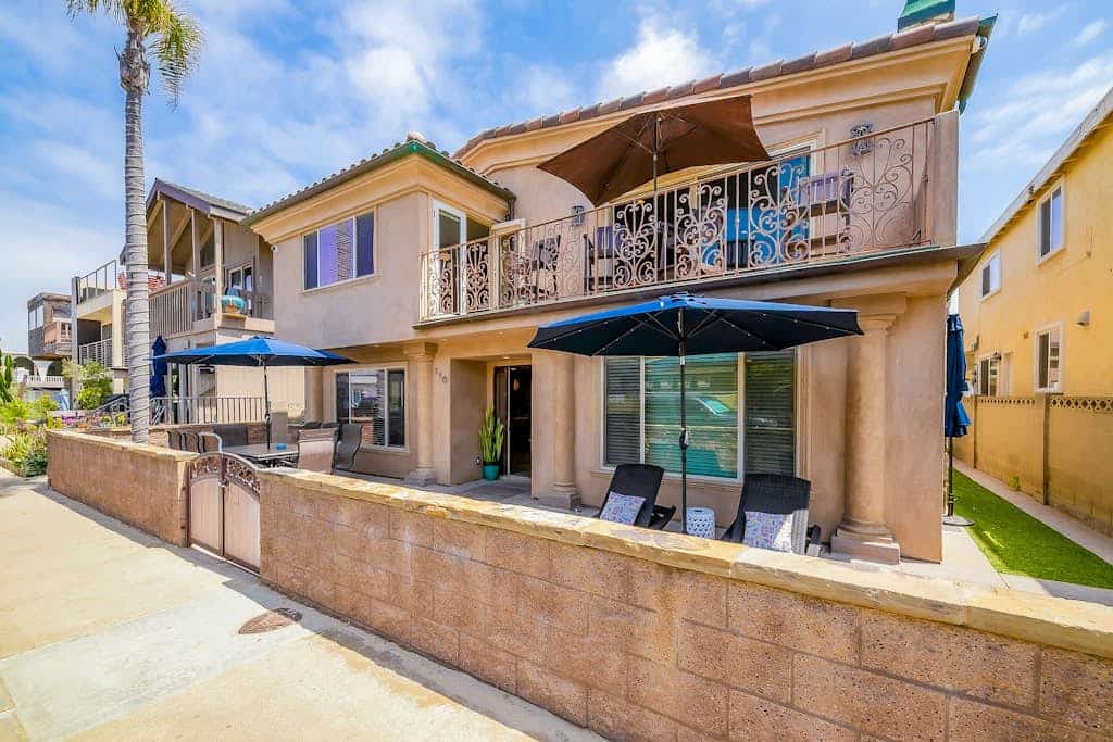 Modern home near the ocean with WiFi, central AC, washer/dryer - snowbirds OK