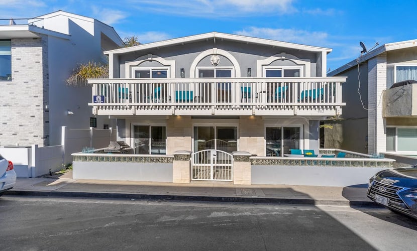 Ground-floor duplex half-block from beach with patio & W/D - dog-friendly