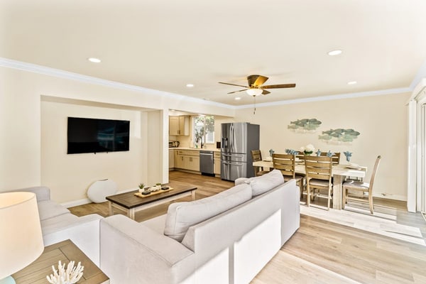 Ground-floor duplex half-block from beach with patio & W/D - dog-friendly