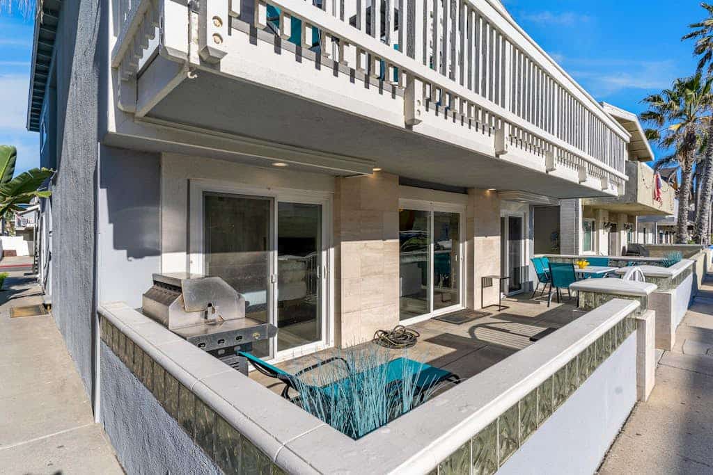 Ground-floor duplex half-block from beach with patio & W/D - dog-friendly