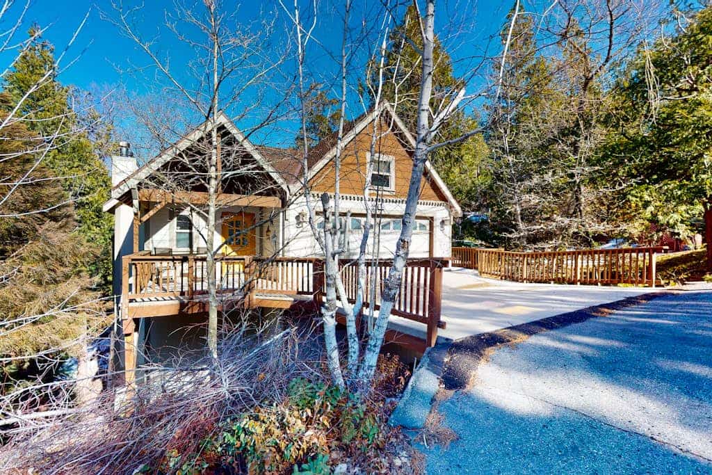 Private alpine hideaway with fireplaces, furnished deck, & designer kitchen - dog-friendly