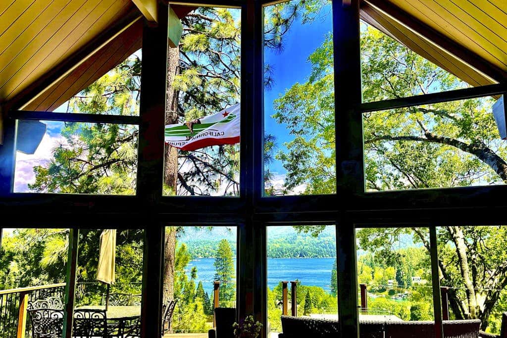 Surreal Feel Lakeview Chalette