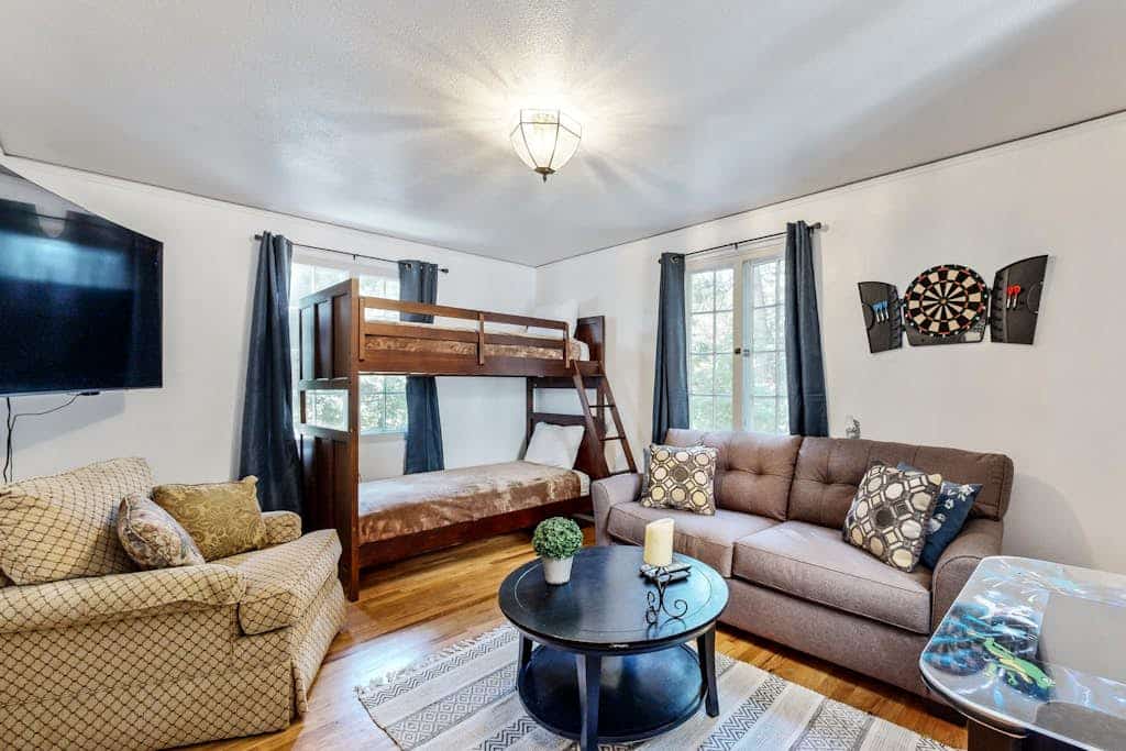 Vintage cottage with wood fireplace & deck - walk to Arrowhead Village
