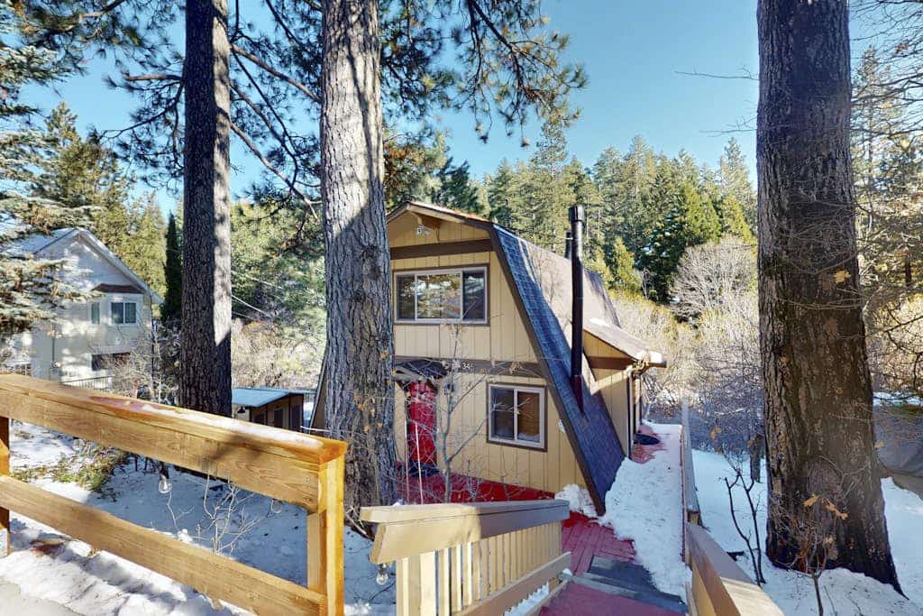 Beautiful cabin w/private sauna, fireplace ,foosball, - close to lake & hiking