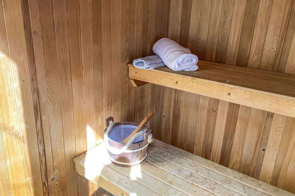 Beautiful cabin w/private sauna, fireplace ,foosball, - close to lake & hiking