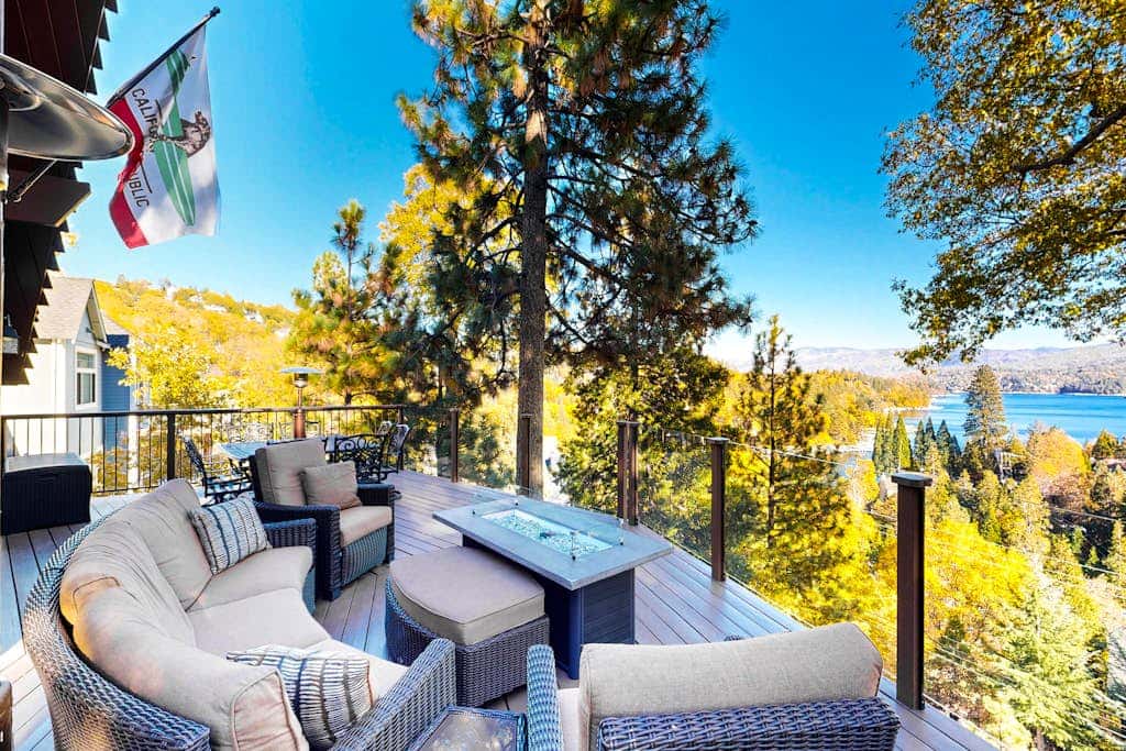 Surreal Feel Lakeview Chalet