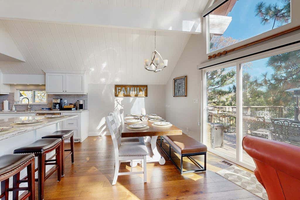 Surreal Feel Lakeview Chalet