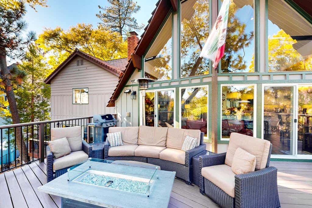 Surreal Feel Lakeview Chalet