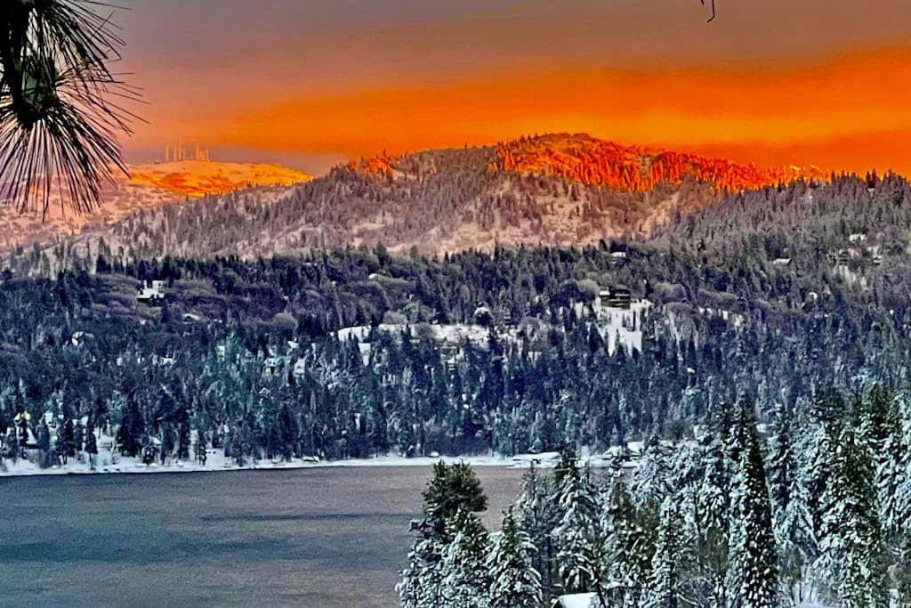 Surreal Feel Lakeview Chalet