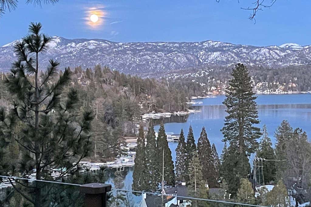 Surreal Feel Lakeview Chalet
