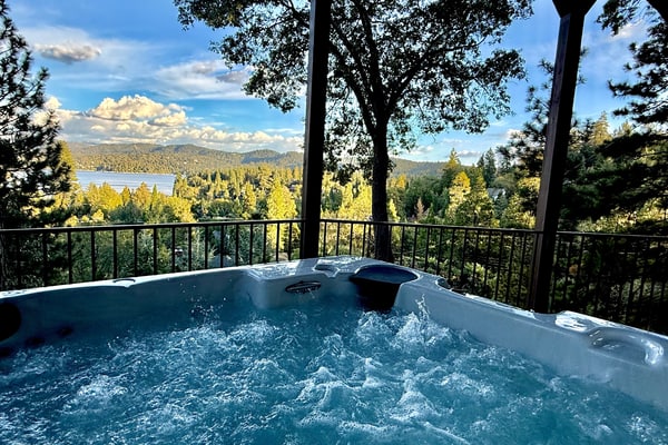 Best Lake View! Hot Tub, Game Room, Movie Room, AC, Paddleboards, Walk to Lake