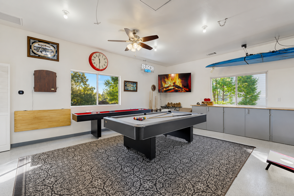 Best Lake View! Hot Tub, Game Room, Movie Room, AC, Paddleboards, Walk to Lake