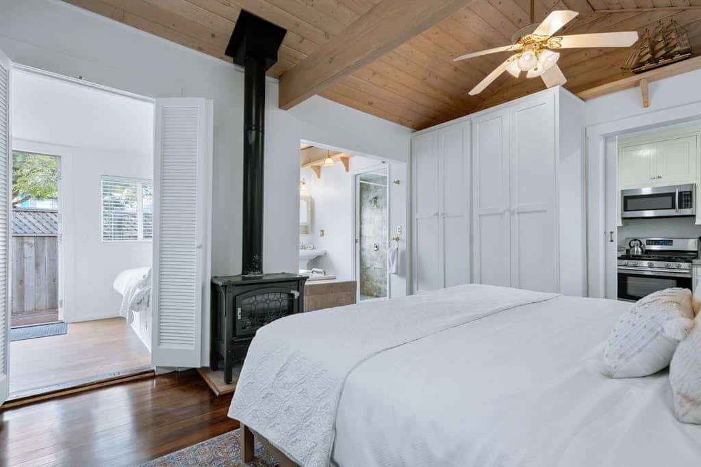 Coastal cottage with private patio - 2 minute walk to beach