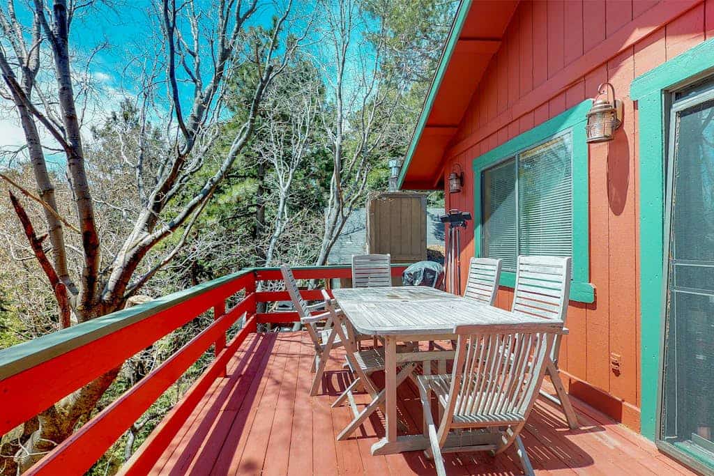 Cheery cabin with gas grill, patio, deck, outdoor space, & near lake