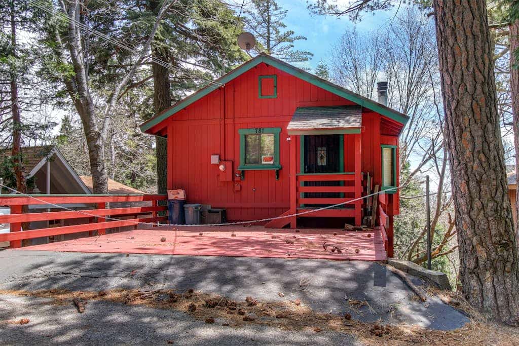 Cheery cabin with gas grill, patio, deck, outdoor space, & near lake