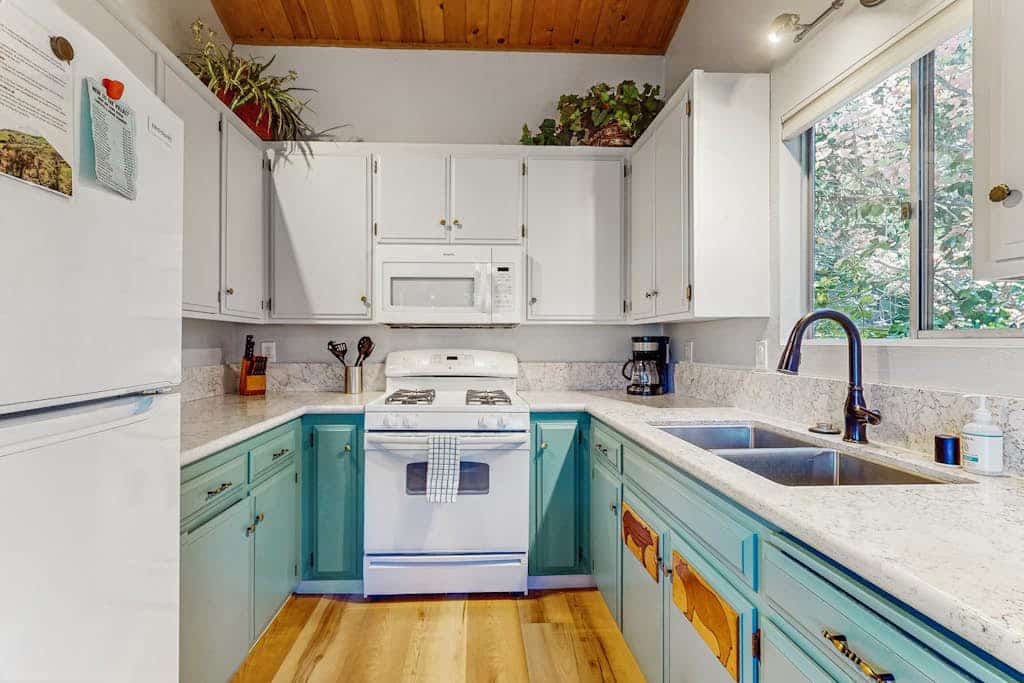 Mountainside Retreat w/ Fireplace, BBQ & Furnished Deck - Near Village