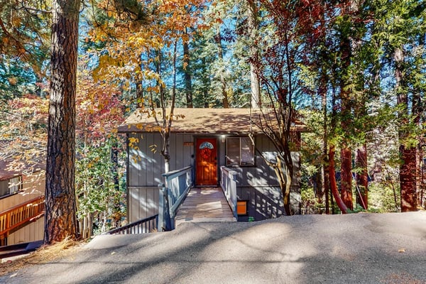 Mountainside Retreat w/ Fireplace, BBQ & Furnished Deck - Near Village