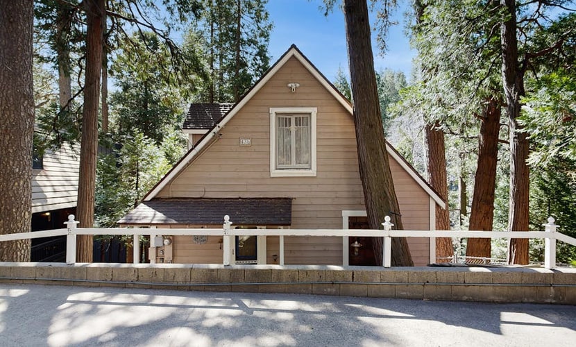 Near Lake Arrowhead Village with loft , Deck & Lake Access Card