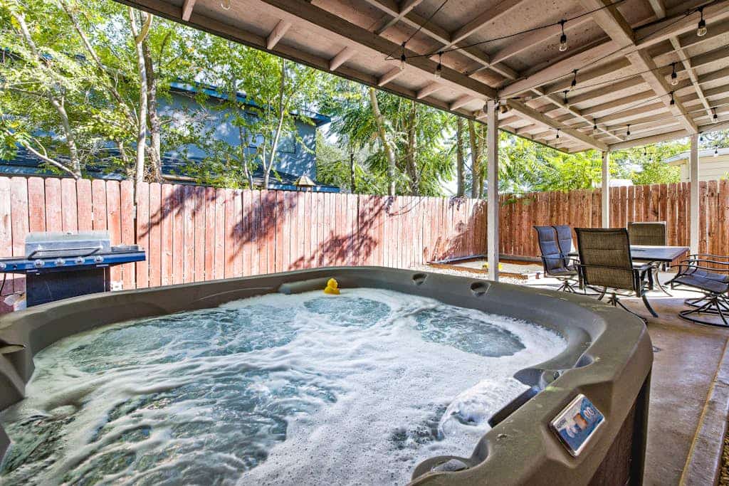 Downtown home w/private hot tub, pool table, gas grill, W/D, AC