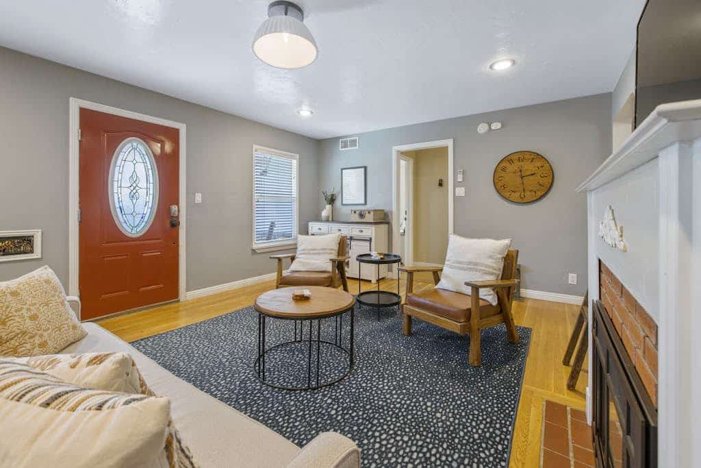 Downtown home w/private hot tub, pool table, gas grill, W/D, AC
